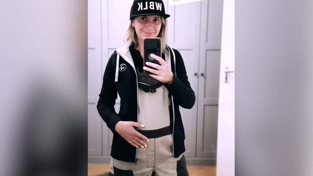 Anna Heiser hat ihren Babybauch unter der Latzhose versteckt.