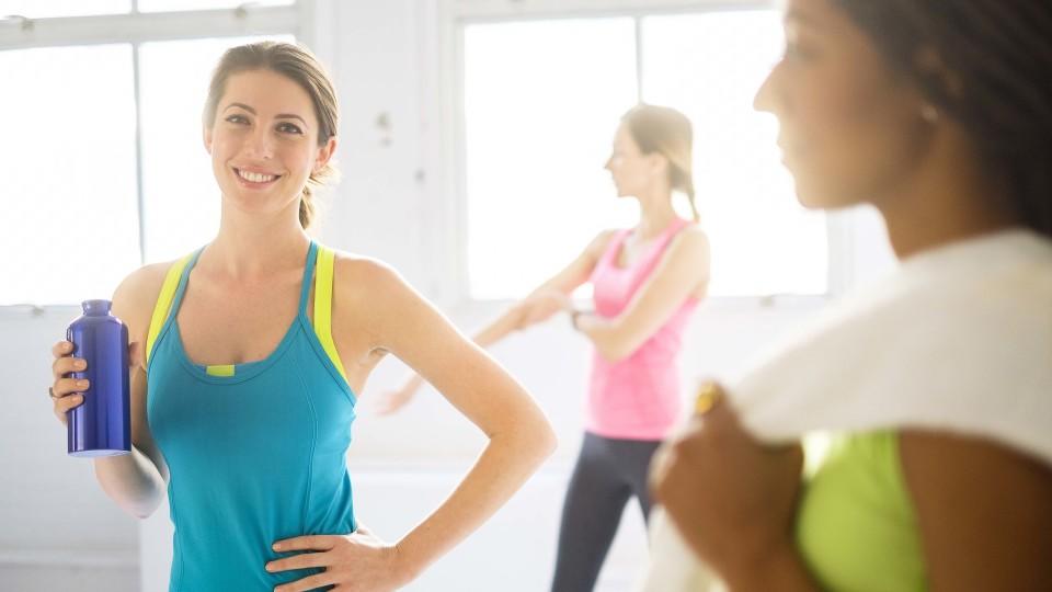 Portrait der Frau mit Sportgetraenk an der Gymnastik, Portrait of woman holding sport drink at gym | Verwendung weltweit, Keine Weitergabe an Wiederverkäufer.