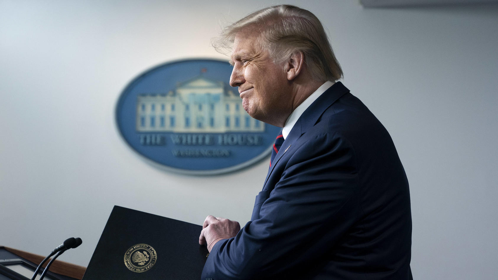 News Bilder des Tages United States President Donald J. Trump arrives to a news conference in the James S. Brady Press Briefing Room at the White House in Washington D.C., U.S., on Sunday, August 23, 2020. Trump announced that a new treatment for COV