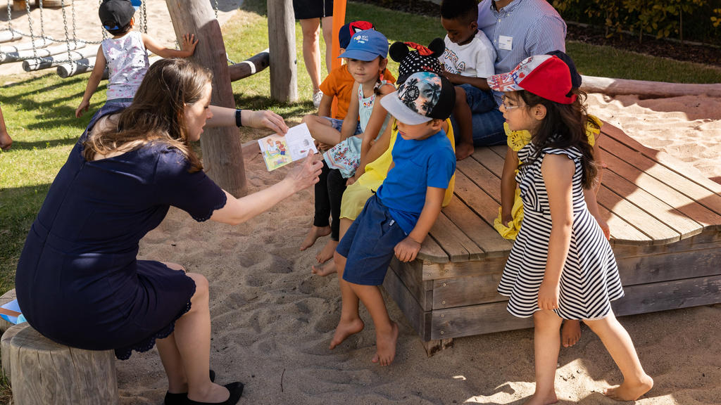 06.08.2020, Hamburg: Melanie Leonhard (SPD), Hamburgs Senatorin für Arbeit, Gesundheit, Soziales, Familie und Integration, liest mit Kinden der Kita Jenfelder Au in Hamburg das Pixi-Buch ·Corona und der Elefantenabstand·. Heute startet in der Hansest