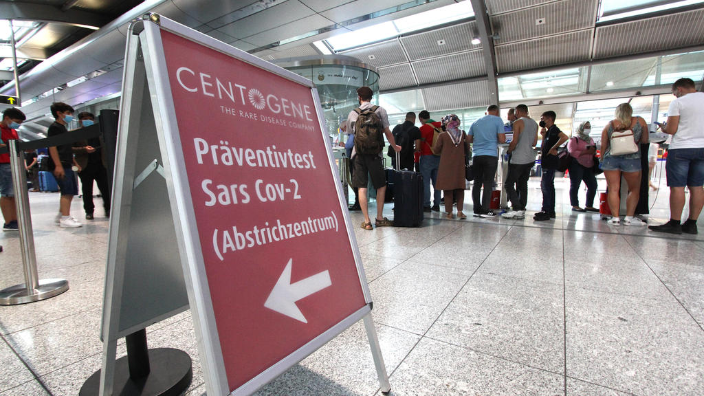 Großer Andrang von Reiserückkehrern und Einreisende an einem Covid-19 Testzentrum von Centogene im Flughafen Frankfurt, die sich nach Reiseende auf Corona testen lassen, Hessen, Deutschland *** Large crowd of people returning and entering the countr