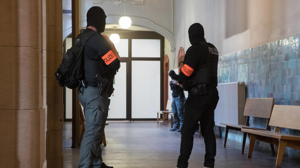 Bushidos Personenschutz ist immer an seiner Seite, auch während des Prozzes