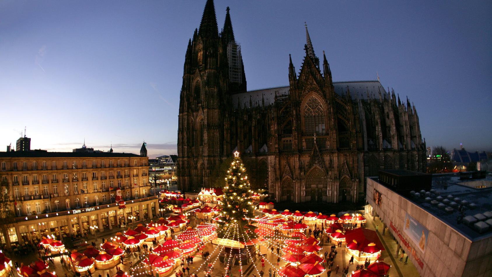 Blick auf den Weihnachtsmarkt auf dem Roncalli-Platz vor dem Dom in Köln, der am Montag (21.11.2005) eröffnet worden ist. Foto: Rolf Vennenbernd dpa/lnw  +++(c) dpa - Bildfunk+++