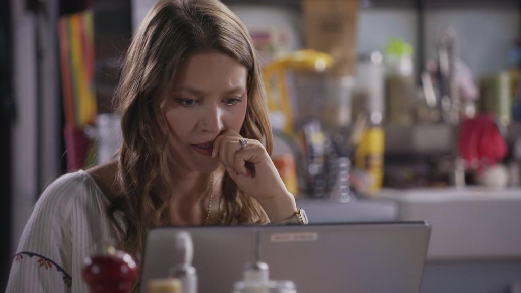 AWZ: Nathalie recherchiert im Internet.
