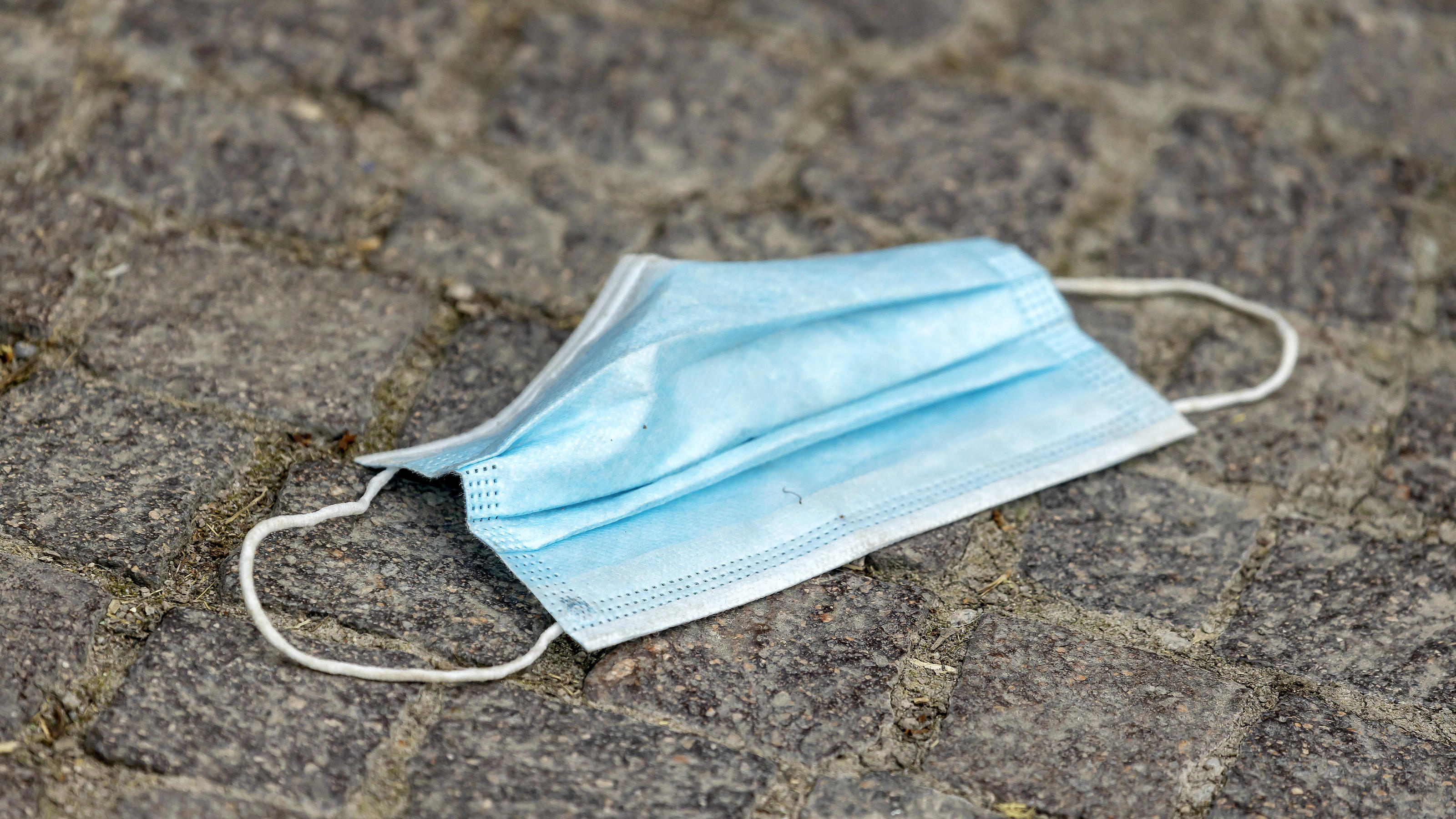 Coronamasken sorgen für Müllprobleme. Achtlos weggeworfene Gesichtsmasken prägen das Stadtbild. // 02.08.2020, Stuttgart, Baden-Württemberg, Deutschland. 