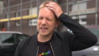 pocher-gefaehrlich-ehrlich-oliver-pocher-versucht-sich-als-kellner