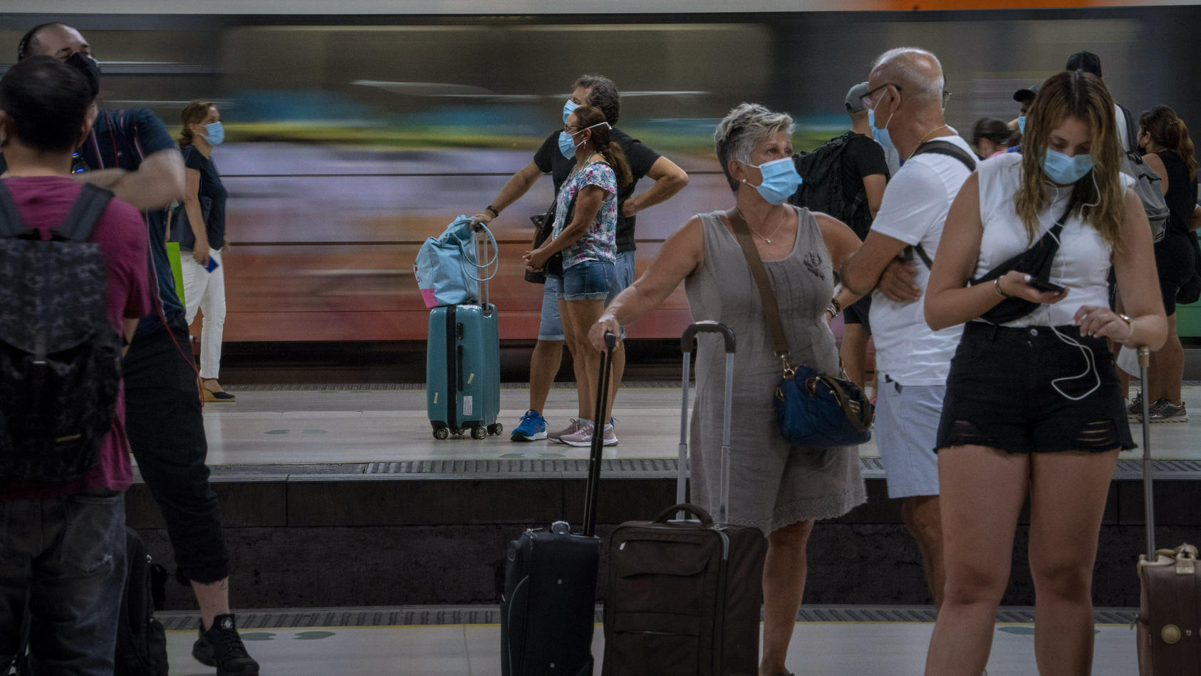 28.08.2020, Spanien, Barcelona: Fahrgäste mit Mundschutz warten am Hauptbahnhof in Barcelona auf den Zug. In Spanien sind 429 507 Menschen an Covid-19 erkrankt. Foto: Emilio Morenatti/AP/dpa +++ dpa-Bildfunk +++