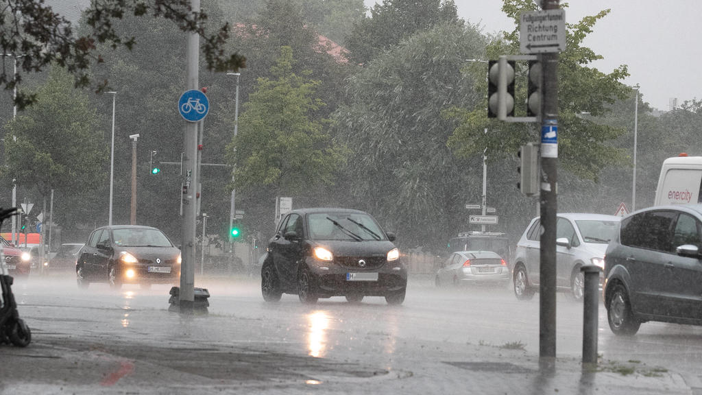 Niedersachsen, Hannover, 17.08.2020, Unwetter in der Landeshauptstadt, Starkregen, Regen, *** Lower Saxony, Hannover, 17 08 2020, thunderstorm in the state capital, heavy rain, rain,