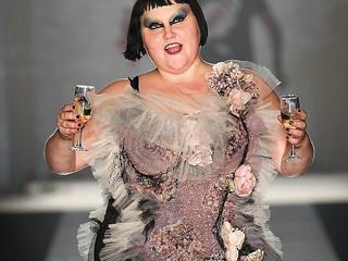 US singer-songwriter Beth Ditto presents a creation as part of the Jean Paul Gaultier fashion house Ready-to-Wear Spring/Summer 2011 collection presented during the Paris Fashion Week, in Paris, France, 02 October 2010. The fashion week runs from 28 September to 06 October. EPA/STR FRANCE OUT - BELGIUM OUT  +++(c) dpa - Bildfunk+++