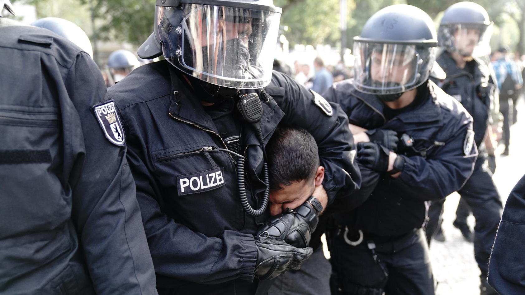dpatopbilder - 29.08.2020, Berlin: Die Polizei nimmt Vegan-Koch Attila Hildmann in Gewahrsam bei einer Demonstration gegen die Corona-Maßnahmen. Foto: Kay Nietfeld/dpa +++ dpa-Bildfunk +++