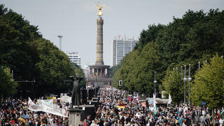 29.08.2020, Berlin: Teilnehmer einer Demonstration gegen die Corona-Maßnahmen stehen auf der Straße des 17. Juni, im Hintergrund die Siegessäule. Foto: Michael Kappeler/dpa +++ dpa-Bildfunk +++