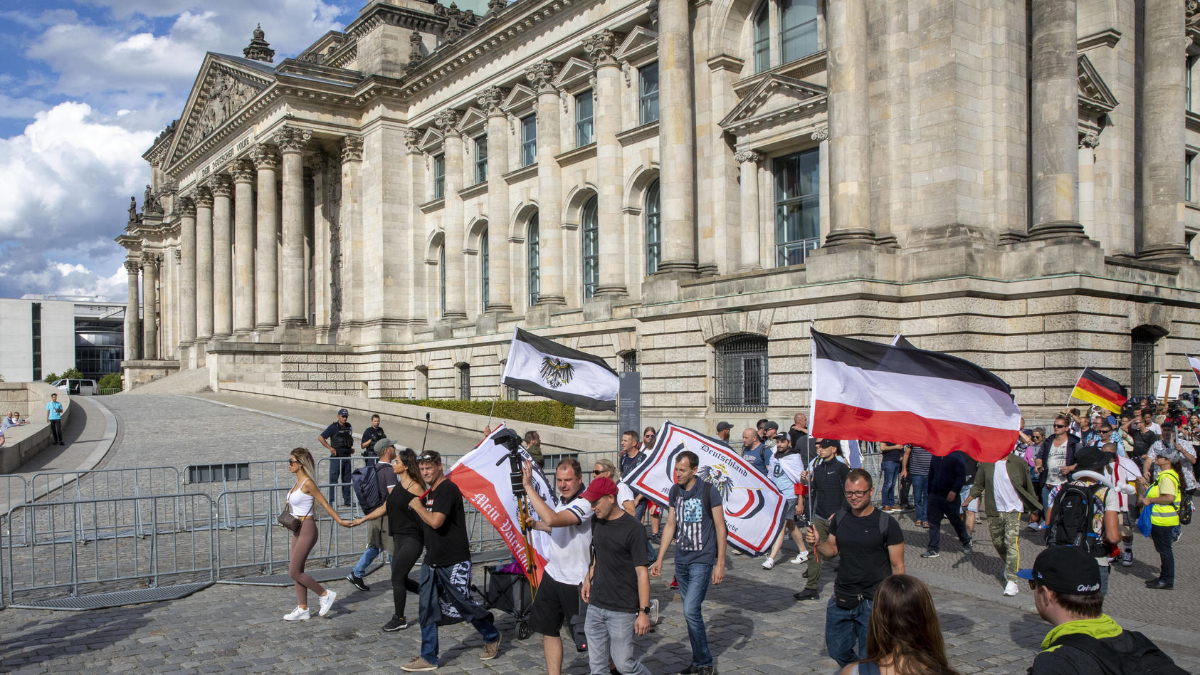 Politiker Fassungslos Nach Versuchter Reichstag Sturmung Bei Corona Demo In Berlin