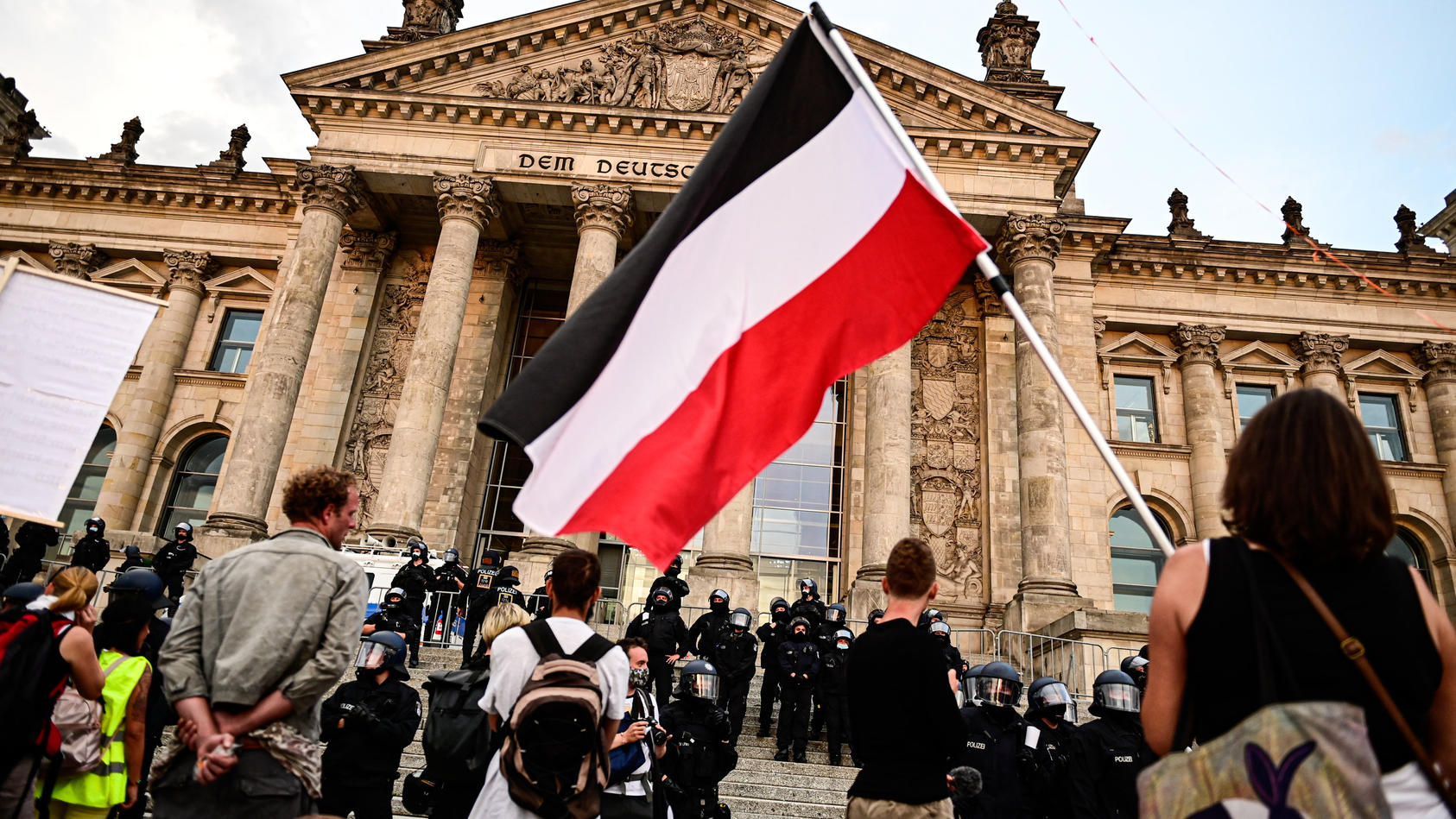 Corona Demo Vor Dem Reichstag Wofur Stehen Die Flaggen Die Wir In Berlin Gesehen Haben