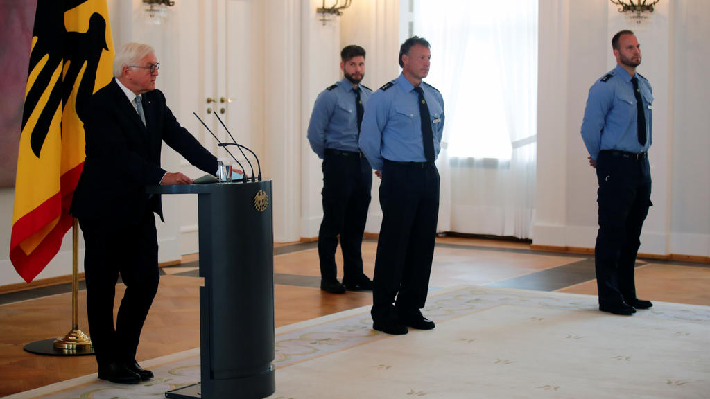 German President Frank-Walter Steinmeier speaks next to police officers who prevented demonstrators from entering the Reichstag Building during protests last weekend, during a news conference in Berlin, Germany, August 31, 2020. REUTERS/Hannibal Hans