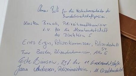 Die Polizisten unterschrieben im Goldenen Buch des Bundespräsidenten stellvertretend für ihre Einheiten