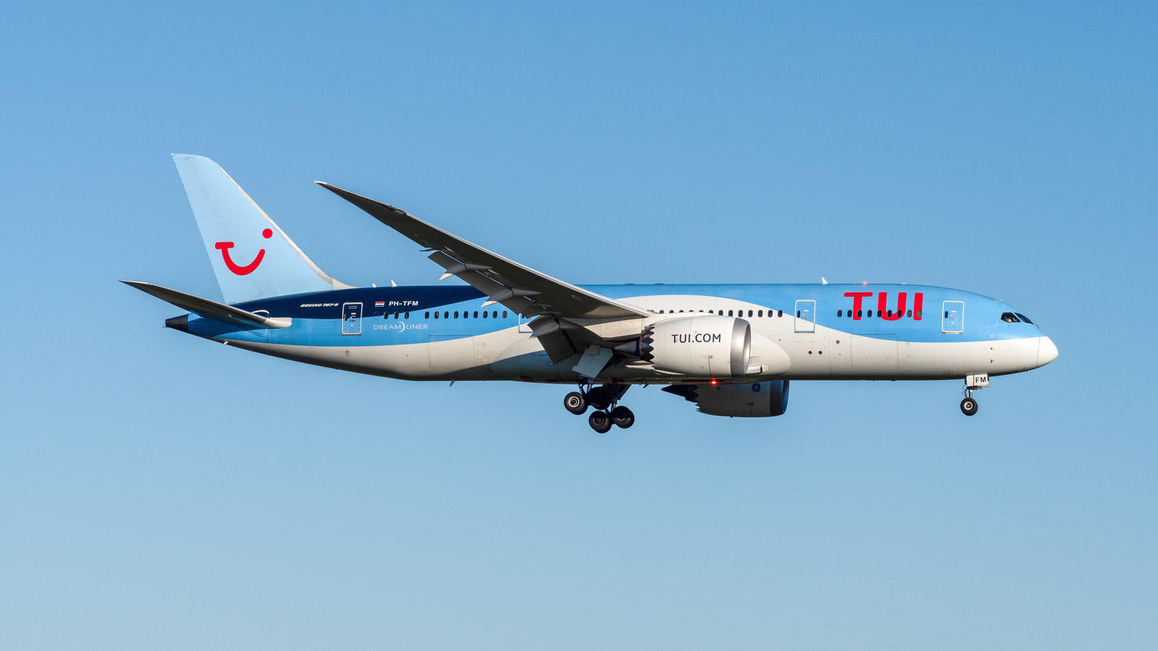 TUI mit Boeing 787-8 Dreamliner im Anflug auf Amsterdam Schiphol. *** TUI with Boeing 787 8 Dreamliner on approach to A
