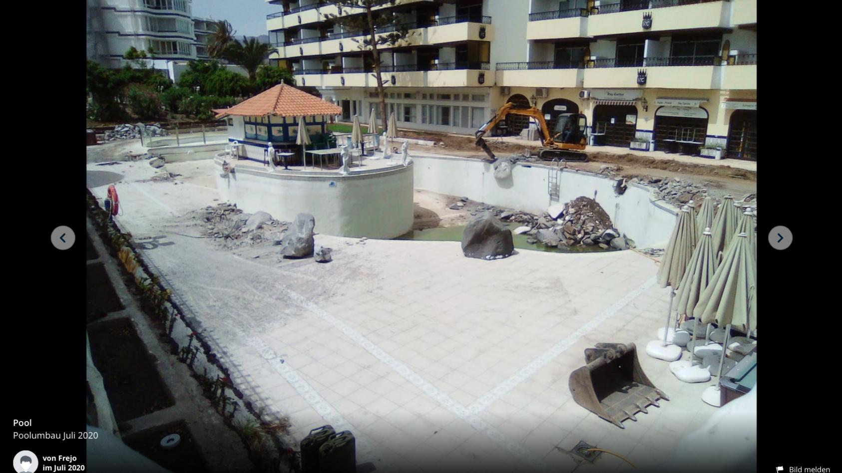 Der abgebaggerte Pool vom Hotel Rey Carlos. Um den Beckenrand häuft sich der Bausschutt
