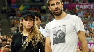 Colombian singer Shakira (L) and her partner, Barcelona soccer player Gerard Pique, hold hands as they attend the Basketball World Cup quarter-final game between the U.S. and Slovenia in Barcelona September 9, 2014.   REUTERS/Albert Gea (SPAIN  - Tags: SPORT BASKETBALL ENTERTAINMENT)