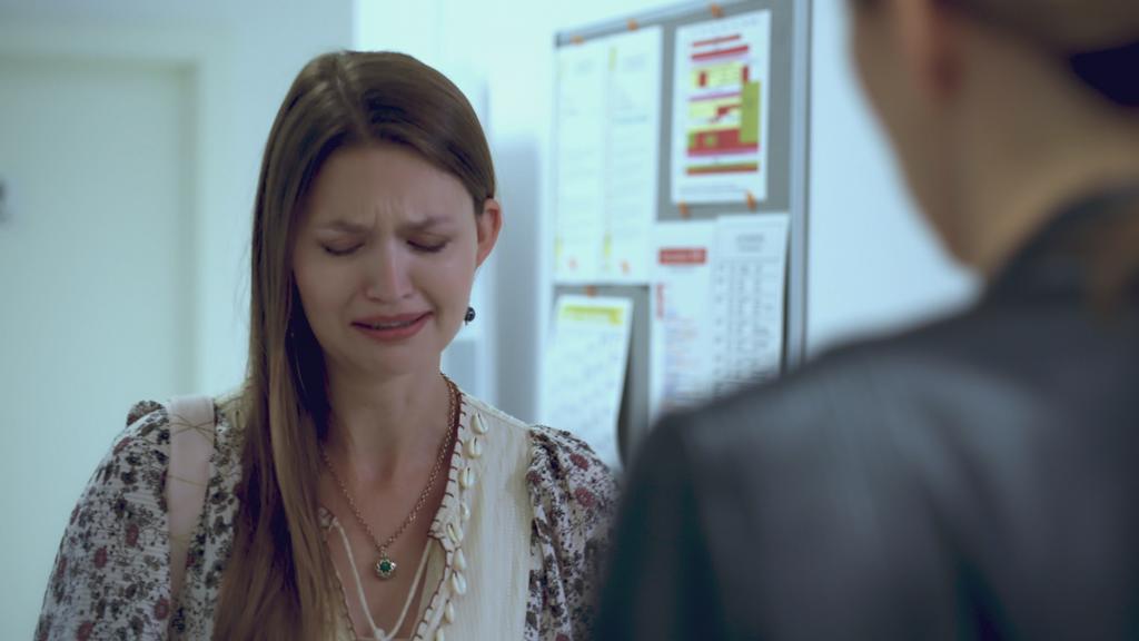 AWZ: Nathalie weint vor der Kommissarin um Maximilian.
