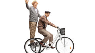 Es gibt viele Möglichkeit für Senioren, auch im Alter noch mobil zu sein: zum Beispiel mit einem Dreirad