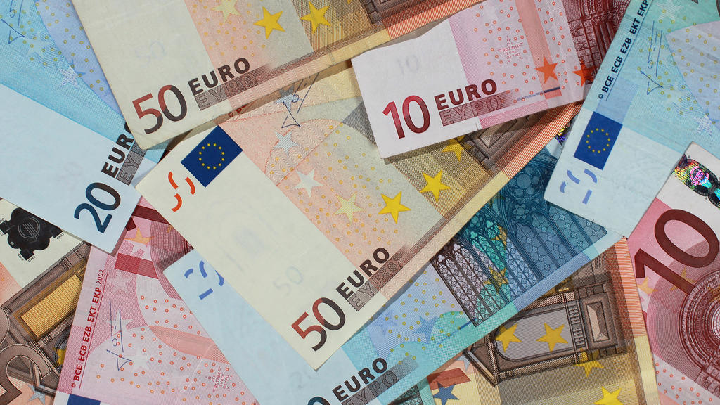 ARCHIV - ILLUSTRATION - Banknoten von 50, 20 und 10 Euro, liegen am 29.09.2010 in Magdeburg (Sachsen-Anhalt) auf einem Haufen. Die Geldvermögen der Menschen in Deutschland sind auf ein Rekordniveau gestiegen. Foto: Jens Wolf/dpa (zu dpa "Private Geld