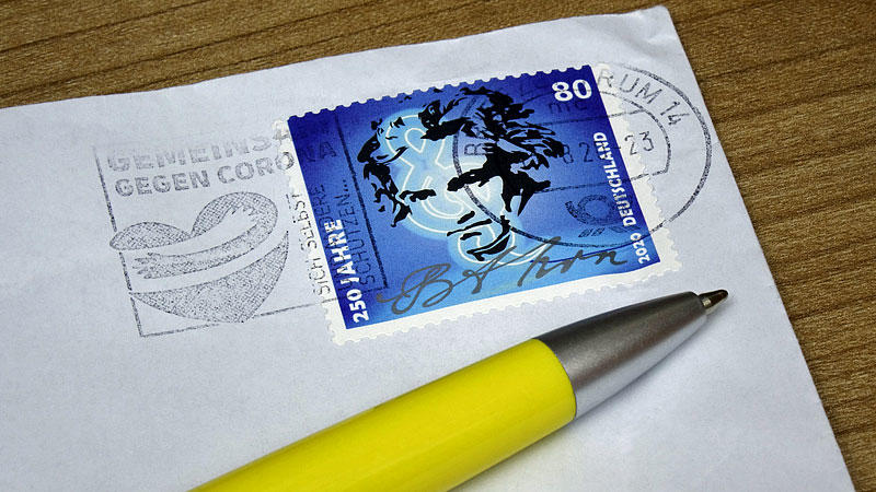 Richtig aufkleben briefmarke Wo Briefmarke