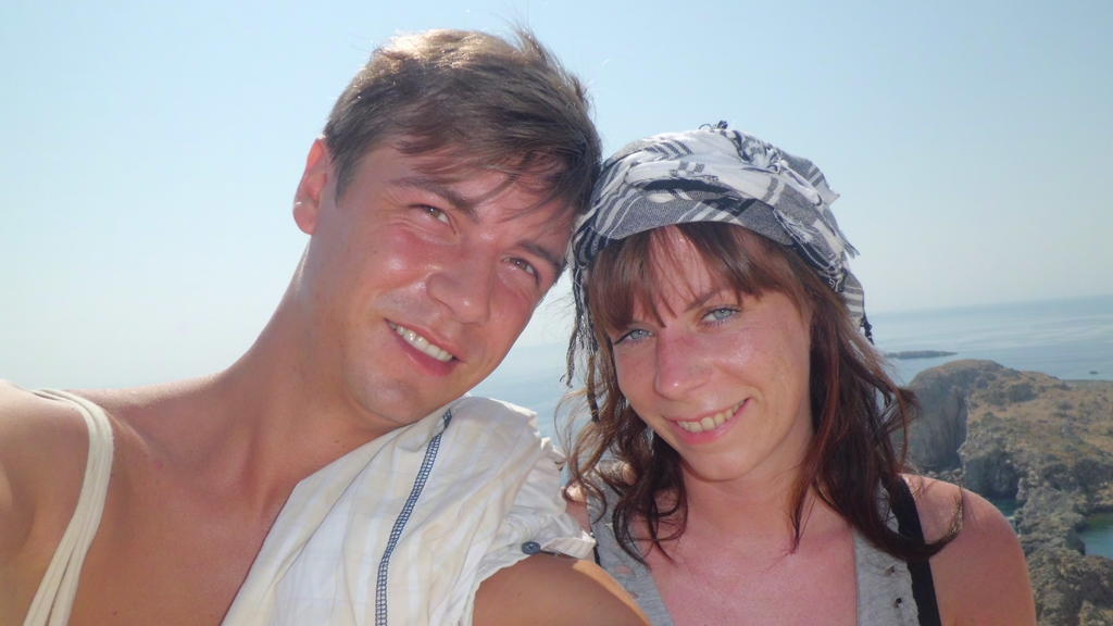 Pärchen macht selfie vor Gebirgslandschaft