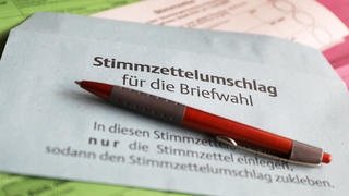 ARCHIV - 25.08.2020, Nordrhein-Westfalen, Köln: Stimmzettel und ein Umschlag für die Briefwahl liegen auf dem Tisch. Am 13. September 2020 sind in Nordrhein-Westfalen Kommunalwahlen. (zu dpa:"Briefwahl vor NRW-Kommunalwahl so gefragt wie noch nie" vom 29.08.2020") Foto: Oliver Berg/dpa +++ dpa-Bildfunk +++