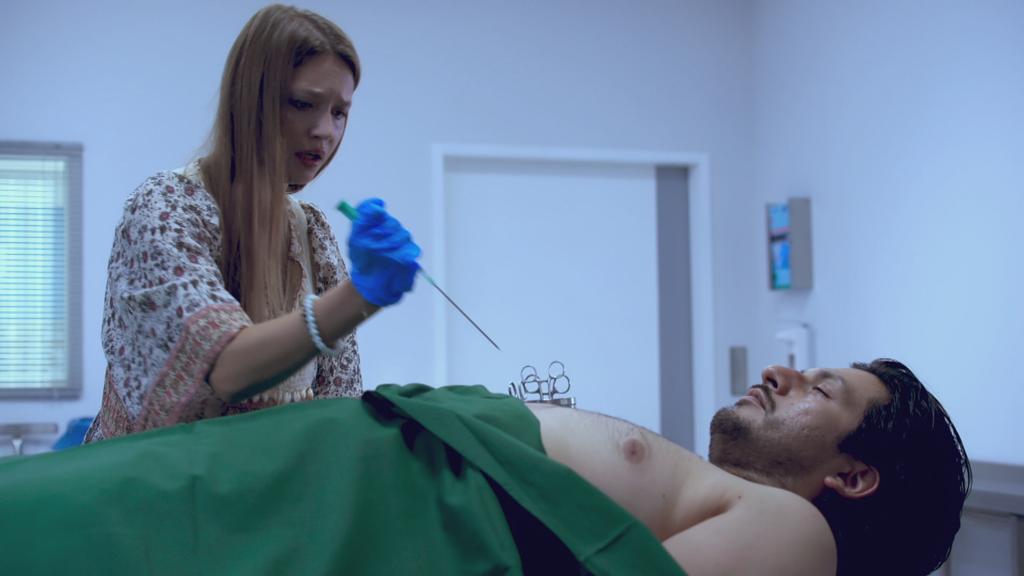 AWZ: Nathalie gibt Maximilian eine Spritze.