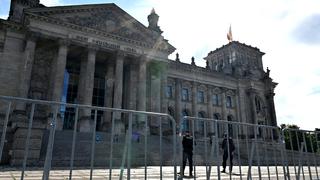 31.08.2020, Berlin: Polizisten stehen vor dem Reichstag. Zwei Tage zuvor waren Demonstranten mit Reichsflaggen und rechtsextremen  Pöbeleien auf die Treppe des Reichstags gestürmt und nur drei Polizisten hielten die aufgebrachte Menge mit dem Schwenken von Schlagstöcken auf Abstand. Foto: Johannes Neudecker/dpa +++ dpa-Bildfunk +++