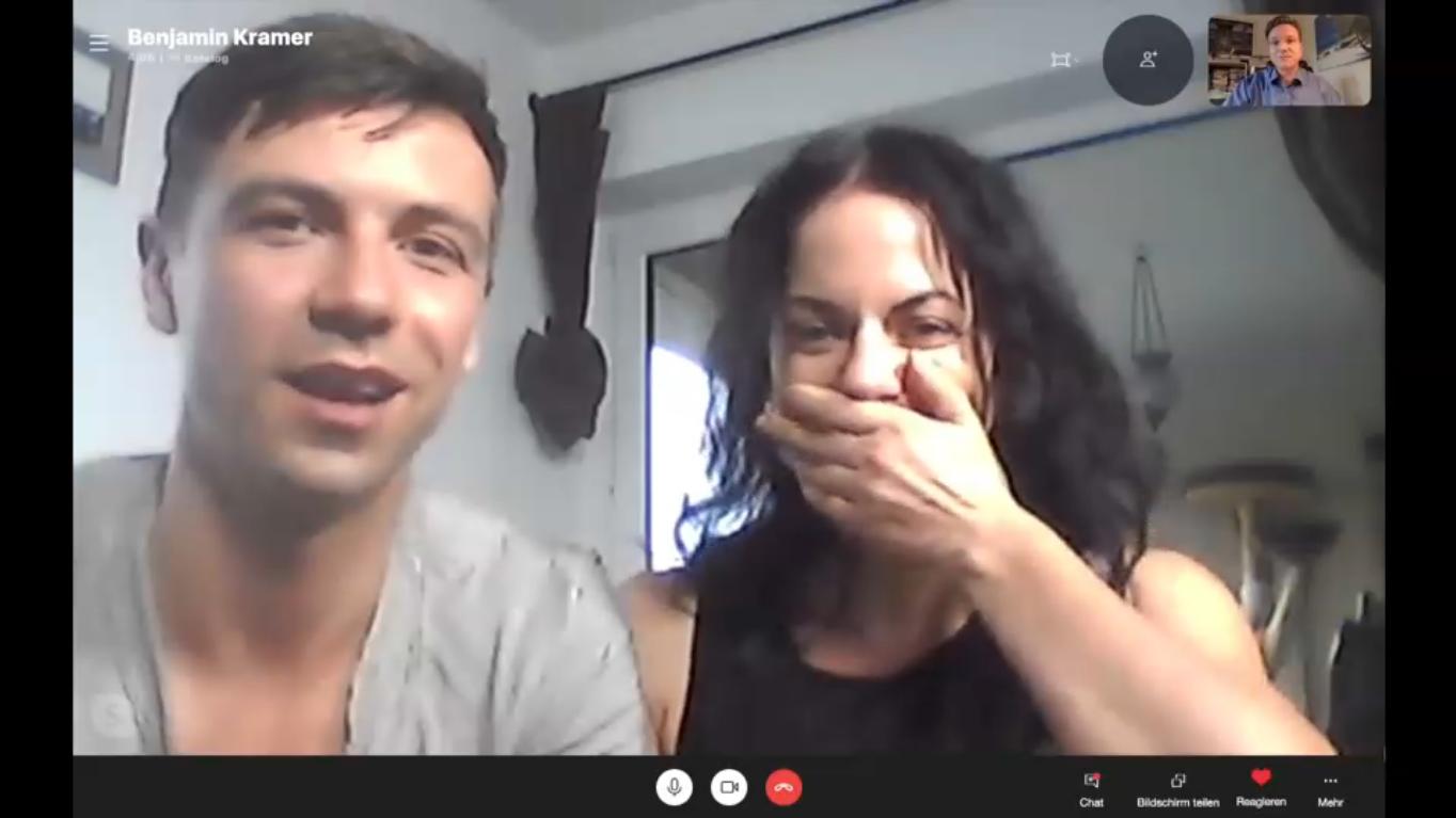 Mann und Frau freuen sich in Skypevideo
