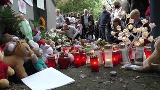 Solingen - Ortsteil Hasseldelle: Vor dem Haus, in dem die fünf Kinder getötet wurden, ist ein Kerzenmeer zu sehen
