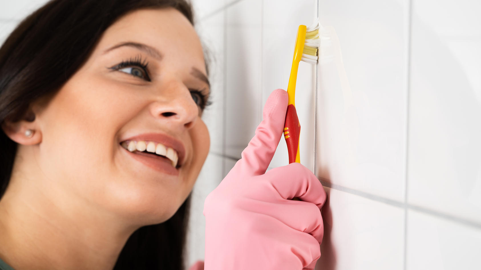 Mit einer ausrangierten Zahnbürste können Sie ganz einfach die Fugen reinigen.