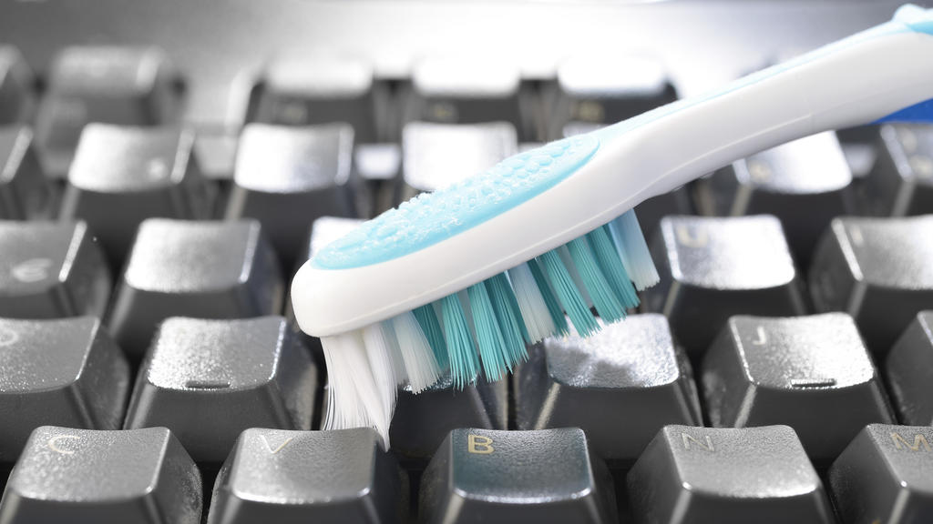 Mit einer alten Zahnbürste lässt sich eine Tastatur mühelos reinigen.