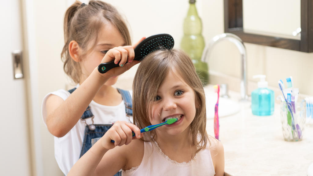 Verschmutzte Haarbürste wird Dank des kleinen Helferleins wieder wie neu.