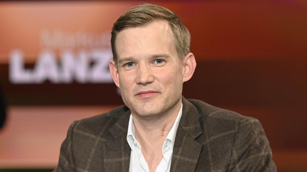 Prof. Hendrik Streeck Virologe 04/20 her Prof. Hendrik Streeck am 21. April 2020 in Markus Lanz , ZDF TV Fernsehen Talkshow Talk Show Deutschland deutsch deutscher Mann Wissenschaftler german scientist quer Portrait sitzend neutral *** Prof Hendrik