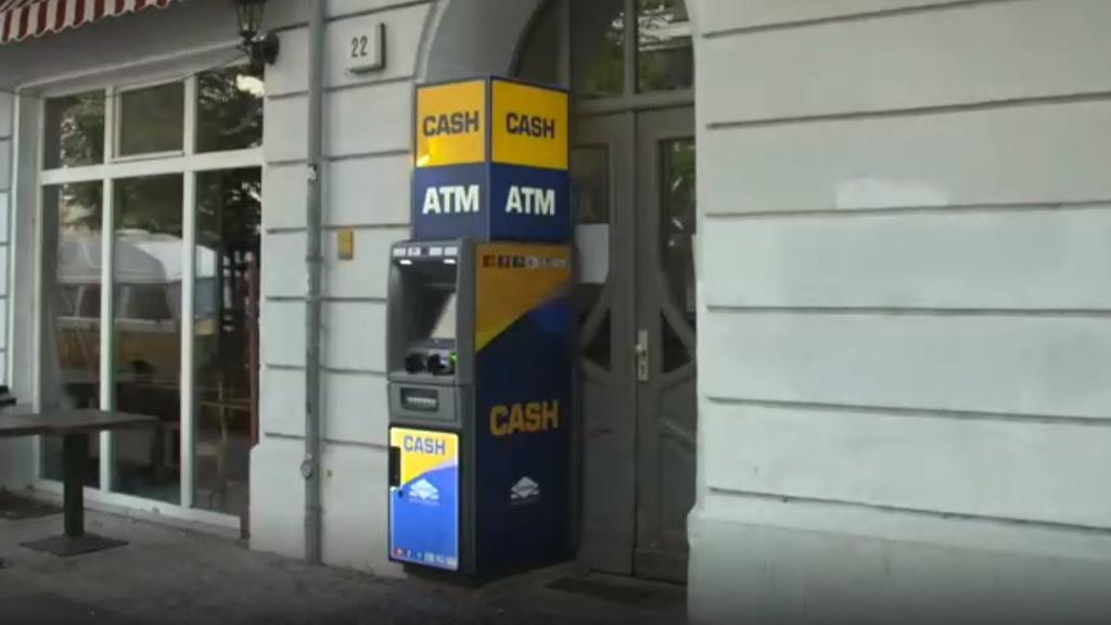 Neuer gefährlicher Trend: Bankautomat im Hauseingang