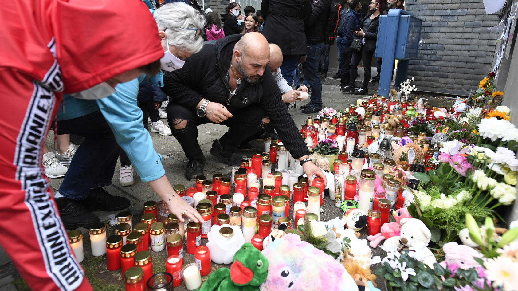 In Solingen haben Menschen Blumen und Kerzen für die Opfer niedergelegt.