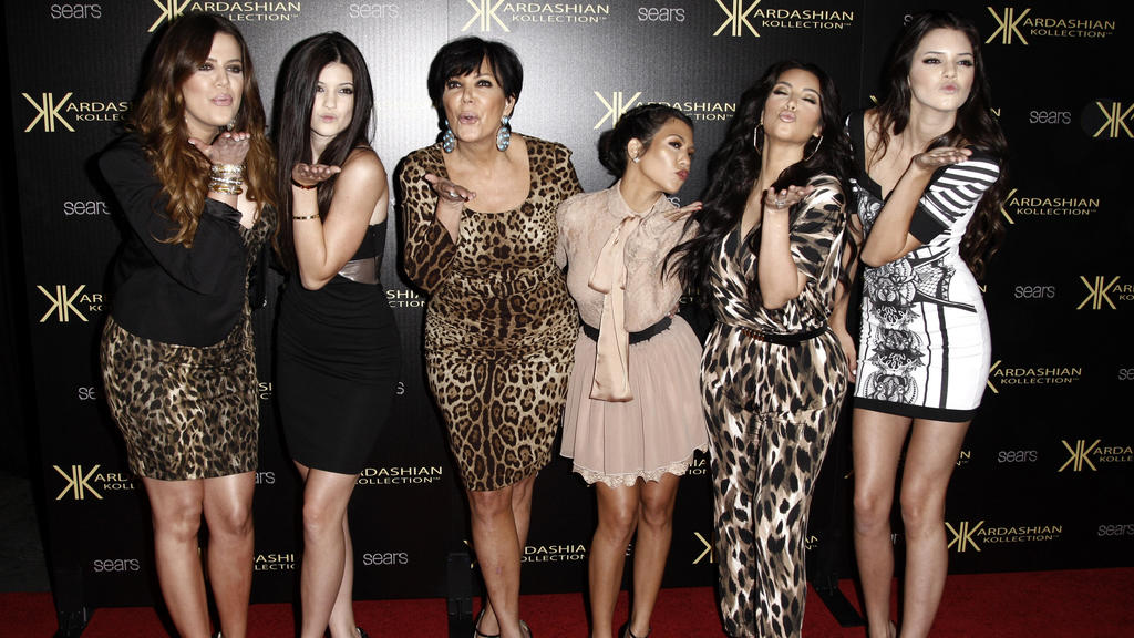 Khloe Kardashian (l-r), Kylie Jenner, Kris Jenner, Kourtney Kardashian, Kim Kardashian und Kendall Jenner sind mit „Keeping Up With The Kardashians“ groß geworden.