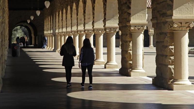 Studenten gehen über den Campus der Stanford University.