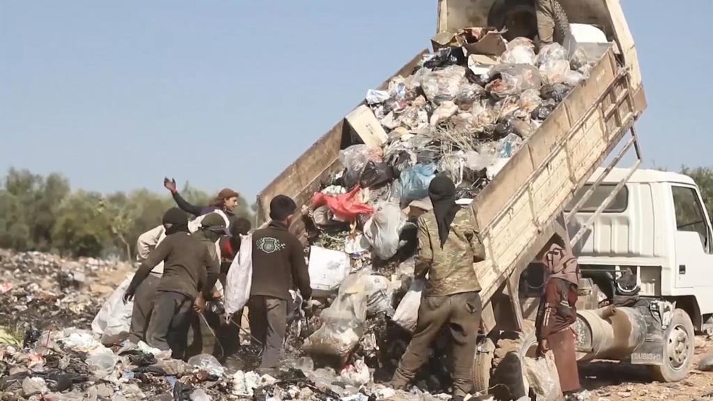 Kinder warten in Idlib auf neuen Müll