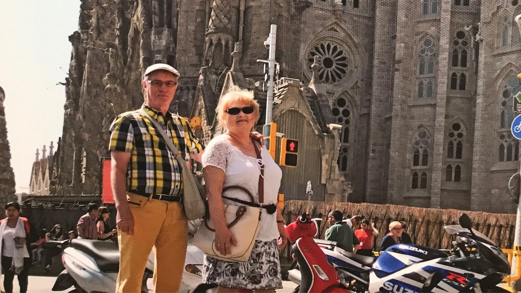 Älteres Ehepaar steht vor Kathedrale