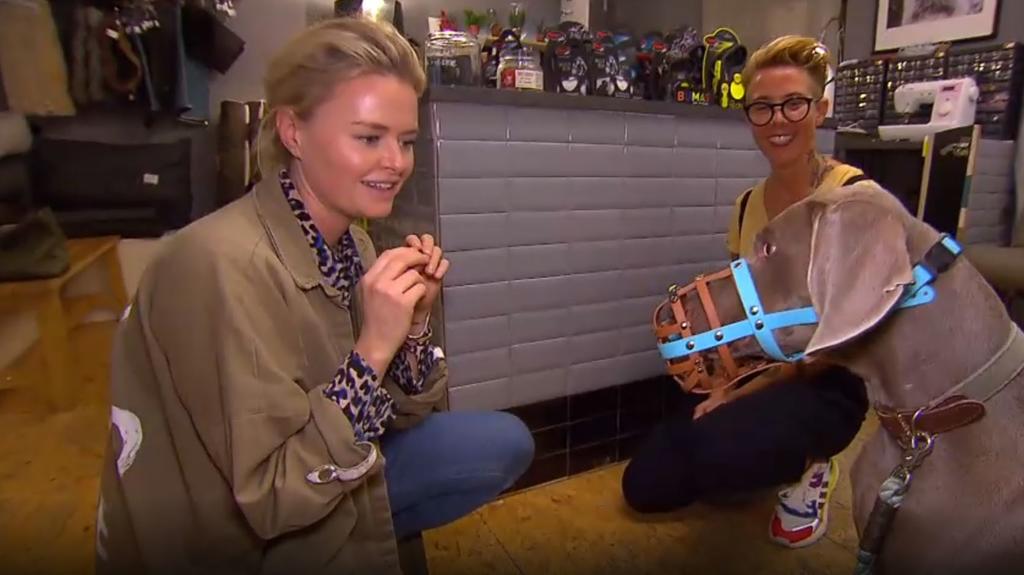 RTL-Reporterin Reporterin Leonie Prinzessin von Sachsen Weimar Eisenach und Hündin Chilli beim Maulkorb-Kauf