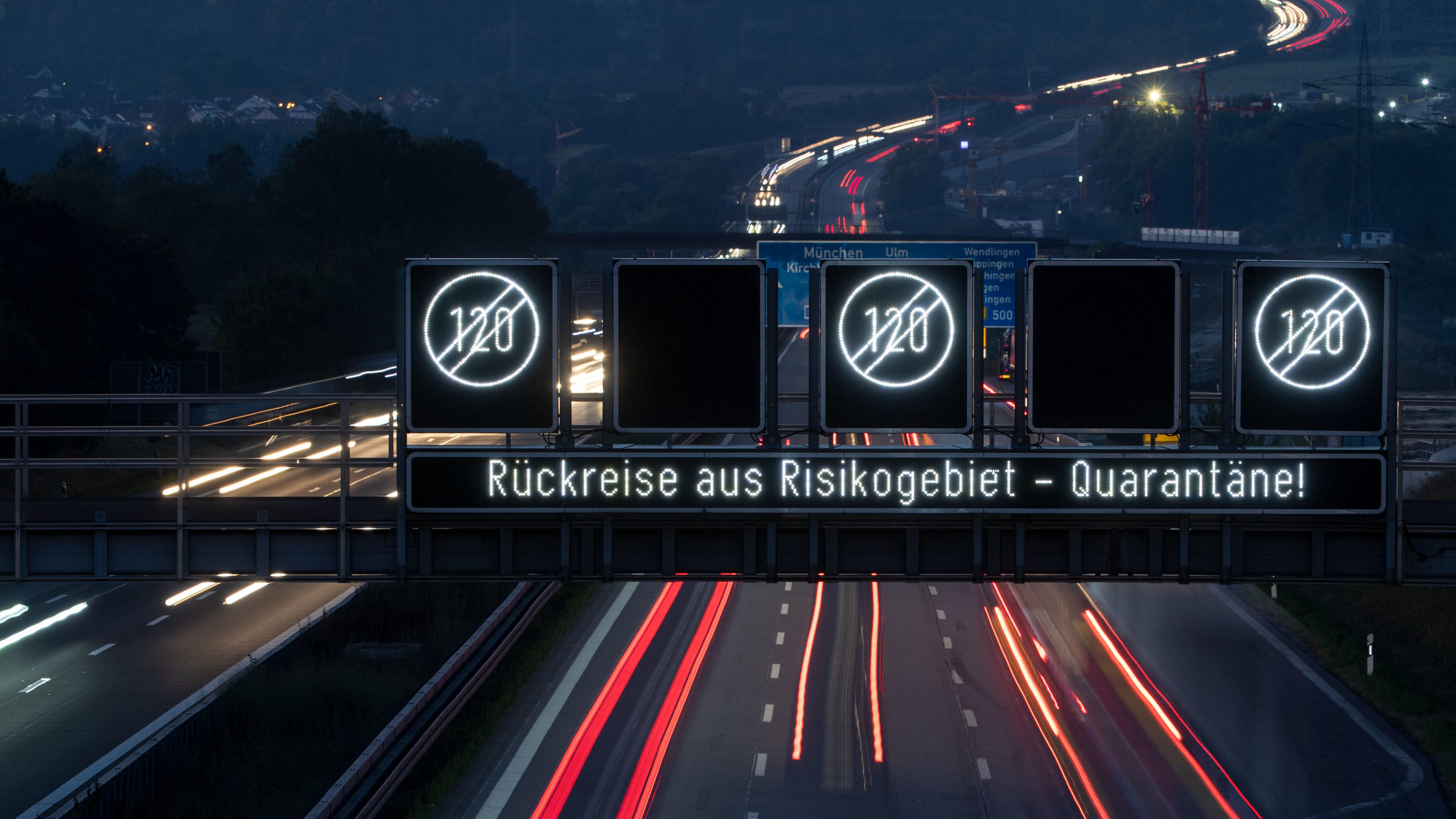 21.08.2020, Baden-Württemberg, Köngen: Eine Anzeige auf der A8 hat die Aufschrift "Rückreise aus Risikogebiet - Quarantäne". Zum Ende der Urlaubssaison in zahlreichen Bundesländern nehmen seit Tagen die Corona-Fälle zu. Weil auch in den Urlaubsländer
