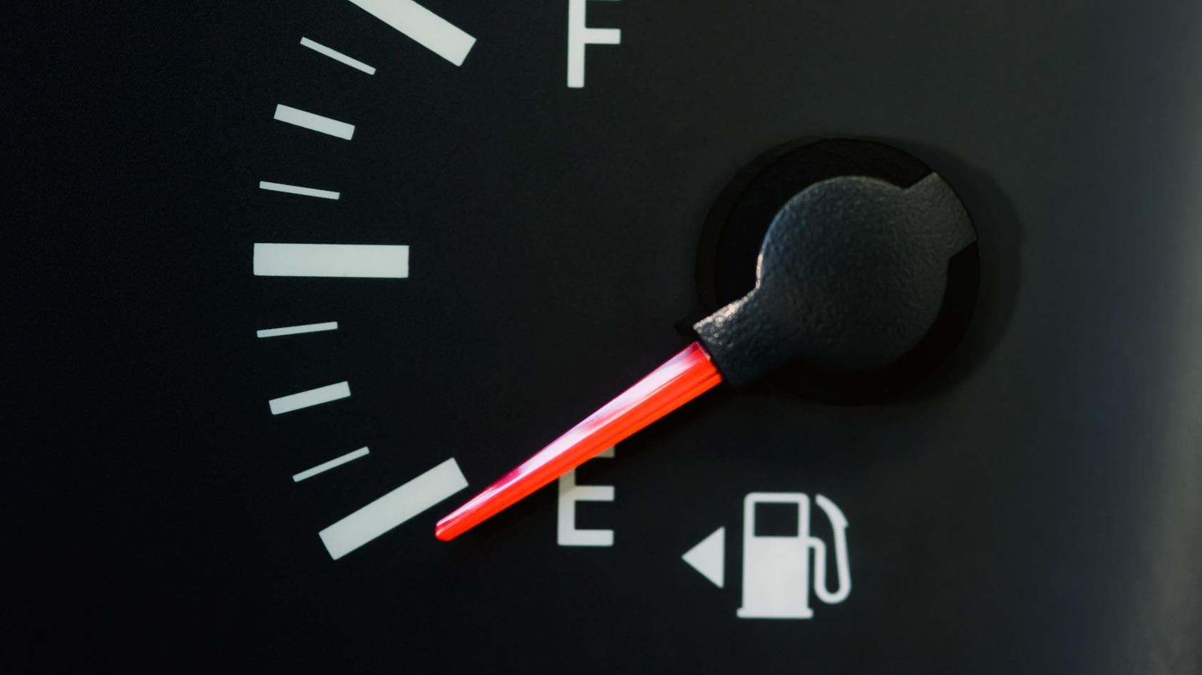 Life-Hack für Autofahrer: DAFÜR steht der kleine Pfeil im Auto neben der  Tankanzeige