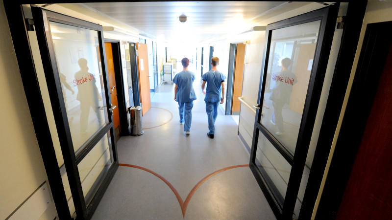 Gesundheits- und Krankenpfleger gehen am Montag (23.05.2011) in der Asklepios Klinik in Hamburg-Altona über den Gang der Stroke Unit. Stroke Units sind spezialisierte Schlaganfallstationen. Bis zum Freitag (27.05.2011) beraten mehr als 3000 Experten 