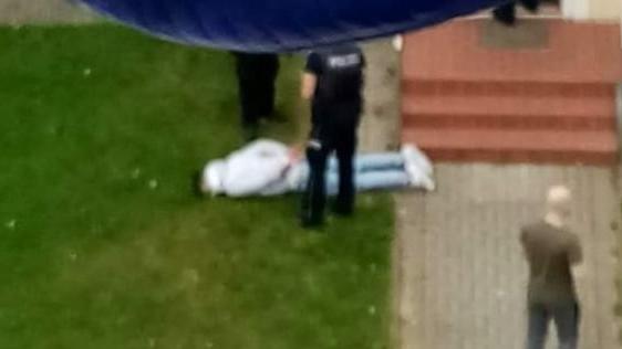 Die Polizei nahm den 29-Jährigen vor dem Haus fest.
