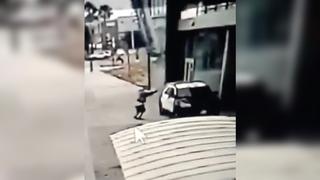 Auf einem Video, das die Polizei veröffentlichte, ist zu sehen, wie sich eine Person dem Streifenwagen nähert, ohne Wortwechsel ins Innere schießt und anschließend wegrennt.