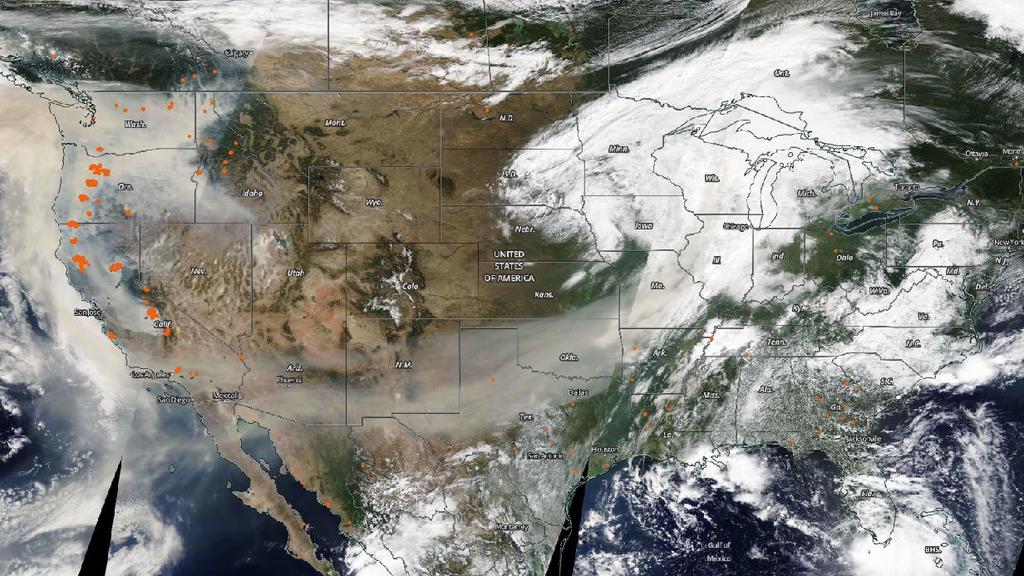 Klar zu sehen, ist die Rauchwolke, die sich von der Westküste aus über die USA und den Pazifik ausbreitet.