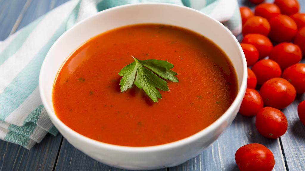 Ein Teller Tomatensuppe